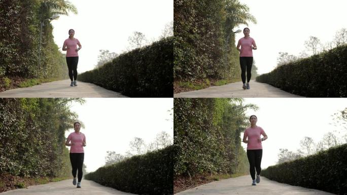 慢镜头:女人在公园里跑步做心脏运动
