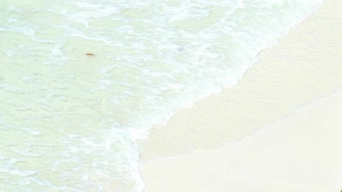 泰国白沙热带海滩上海浪的空中慢动作。