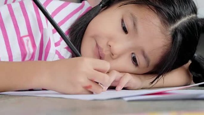 孩子生命中的一天: 一个学习写作的小女孩，带着铅笔的梦幻般的小女孩