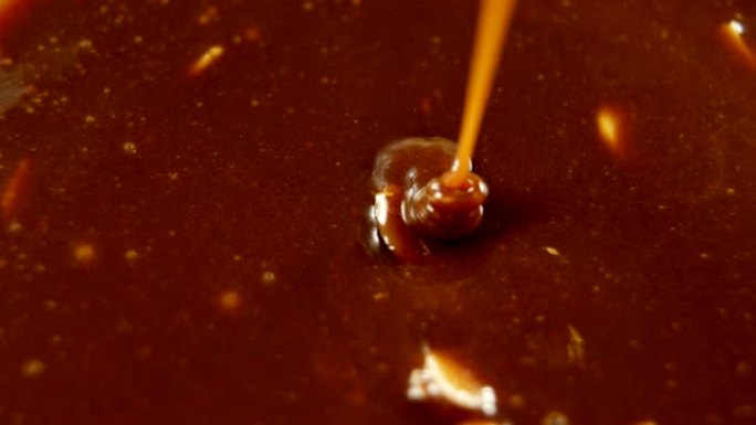 焦糖混合在融化的巧克力4k中