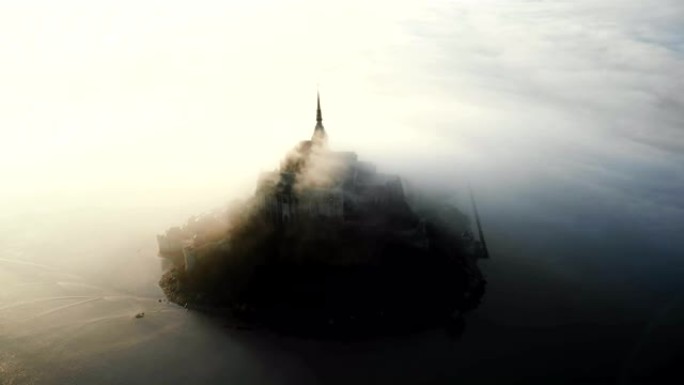 高潮日出时圣米歇尔山的史诗航拍，诺曼底被阳光普照的古岛城堡覆盖。