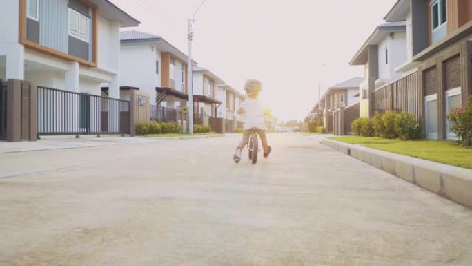 骑自行车的小男孩小孩儿童骑自行车