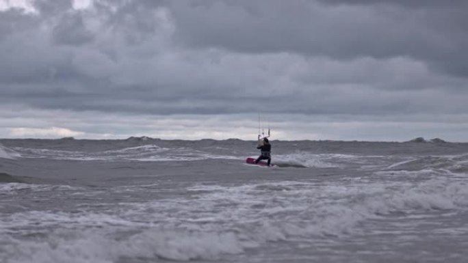 慢动作风筝冲浪者在海洋上冲浪