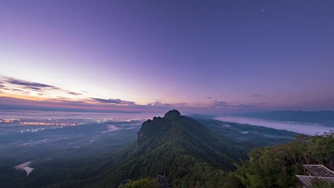 日出时，山上的天空和移动的云层时间流逝