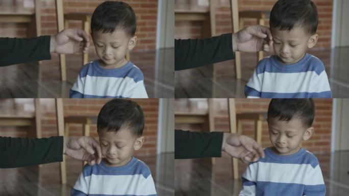 4k慢动作镜头亚洲单身爸爸爱与关怀充满幸福生活的男孩在现代阁楼房子的自我学习或家庭学校，家庭和童年的