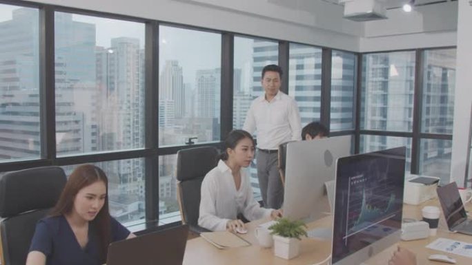 4k解决方案亚洲经理或老板在办公室教学和解释工作。商业伙伴讨论和头脑风暴计划。投资财务分析概念，亚洲