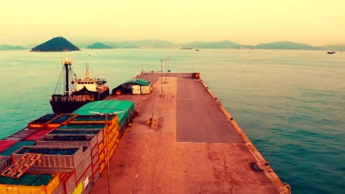 位于香港西湾海滨的日出Instagram码头 (正式为西区公众货物装卸区)。或者