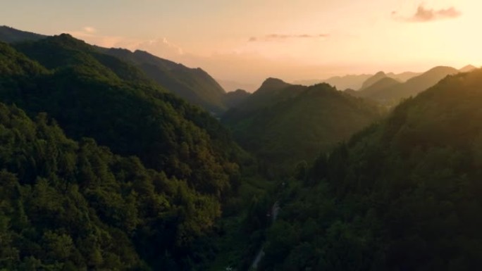 日落时的空中山地景观