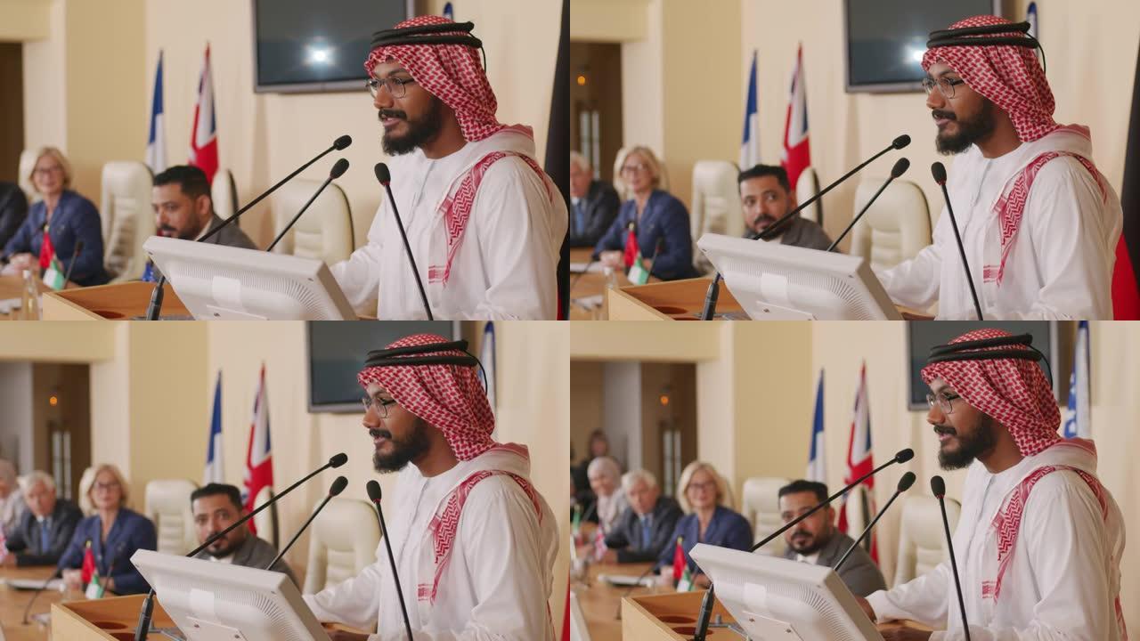 阿拉伯政治家在新闻发布会上的论坛上表演