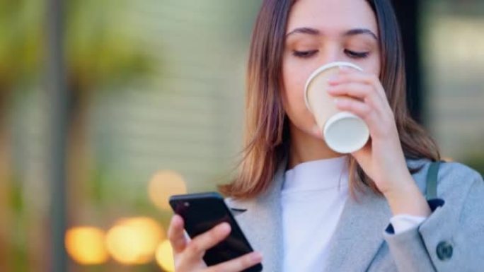 女商人在户外喝咖啡休息时检查信息。年轻的公司女性在外面发短信和查看电子邮件，然后在收到一位客户的良好