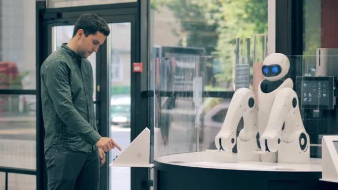 一个男人正在点咖啡，一个机器人正在为他服务