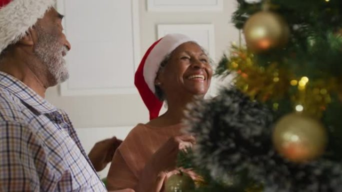 快乐的非洲裔美国老年夫妇一起装饰圣诞树动画