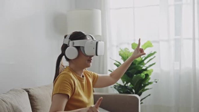 戴着VR眼镜的白人妇女观看虚拟模拟
