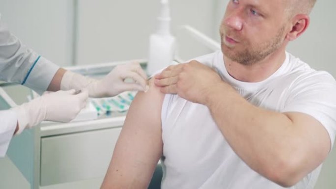 一名男子正在医院病房接种疫苗
