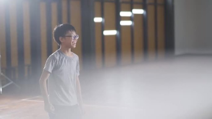 亚洲华裔少年少年在羽毛球场练习