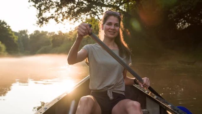 女人在河上划独木舟时玩得开心