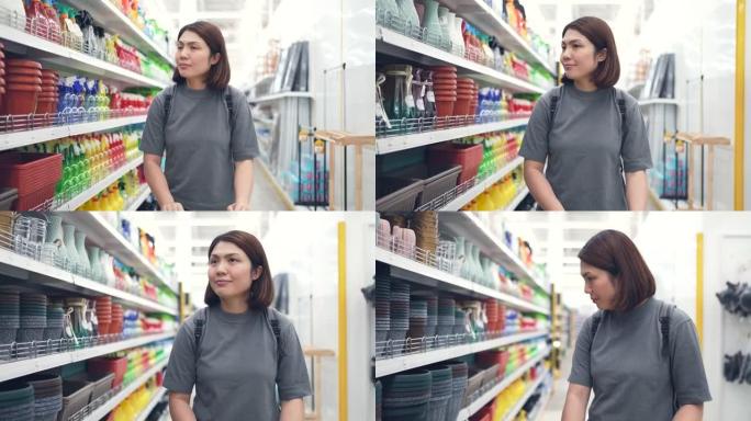 女人在超市里用杂货店的购物车散步