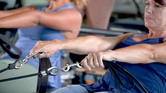 资深女性在普拉提健身室努力锻炼