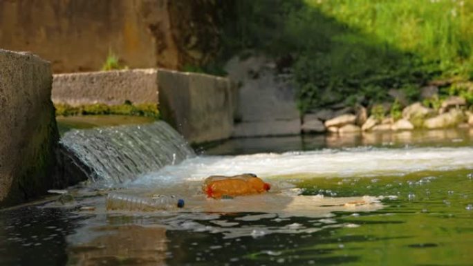河里的SLO MO塑料瓶和污水