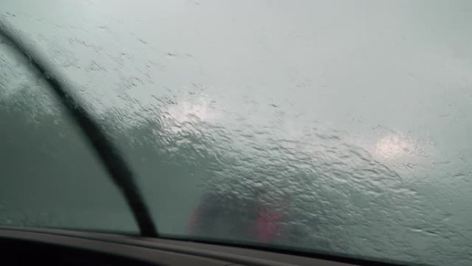 驾驶员在高速公路上的暴雨中行驶