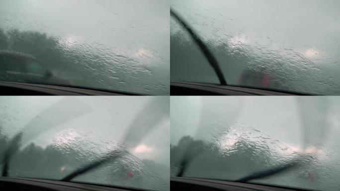 驾驶员在高速公路上的暴雨中行驶
