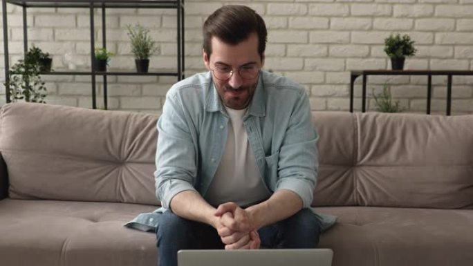 男子使用笔记本电脑通过视频会议应用程序交谈