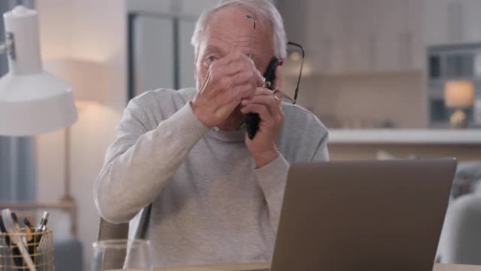 4k视频片段，一名高级男子坐在家里用手机和笔记本电脑聊天