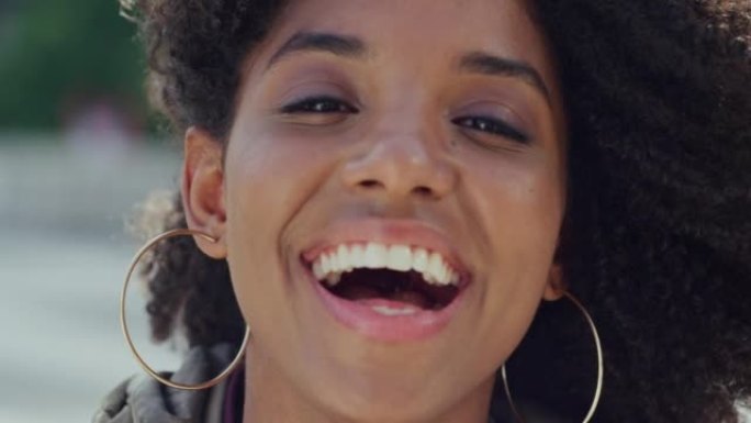 面对，自由和微笑与一个快乐的黑人女人在户外，并在模糊的背景下特写镜头。肖像，有趣和幸福，一个年轻的非
