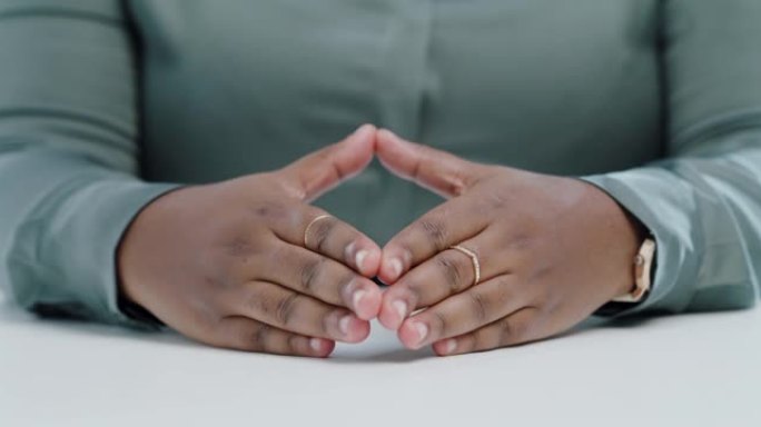 4k视频片段，一个无法识别的女人在现代办公室用手做手势