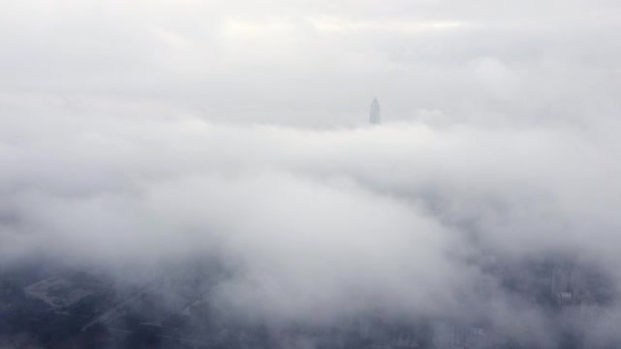 平流雾下的深圳福田CBD金融中心航拍视频。中国广东省深圳市