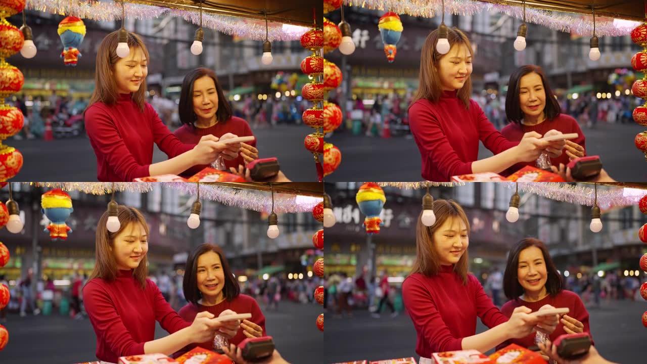 母女游客在唐人街享受春节。