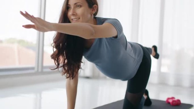 孕妇做瑜伽伸展运动