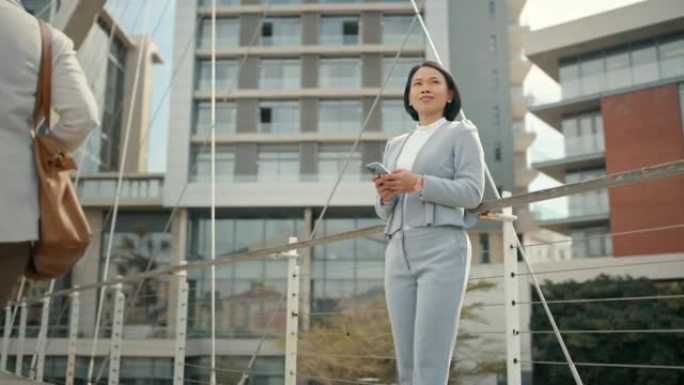 商务，旅行和电话由一个城市的女商人，对创业愿景感到高兴和兴奋。在伦敦搜索互联网时，创新，亚洲女性和企