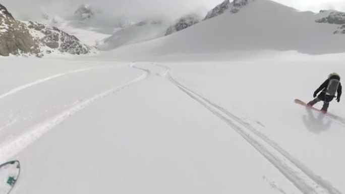 年轻的女性游客在跳板旅行中将新鲜的粉末雪切碎。