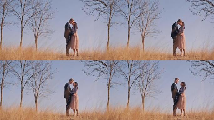 新娘和新郎站在草地上互相亲吻