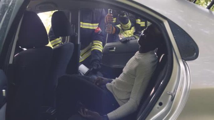 救援人员与昏迷的种族男子开车