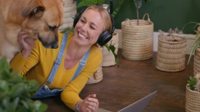 女花店玩得开心，和她的狗一起玩，同时搜索互联网，在植物苗圃休息一下。女人在花店工作时使用笔记本电脑和
