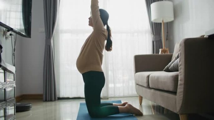 亚洲孕妇在家锻炼居家热身待产