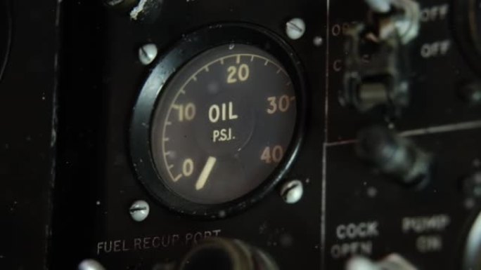 一架老式喷气式战斗机内的油量计。特写。