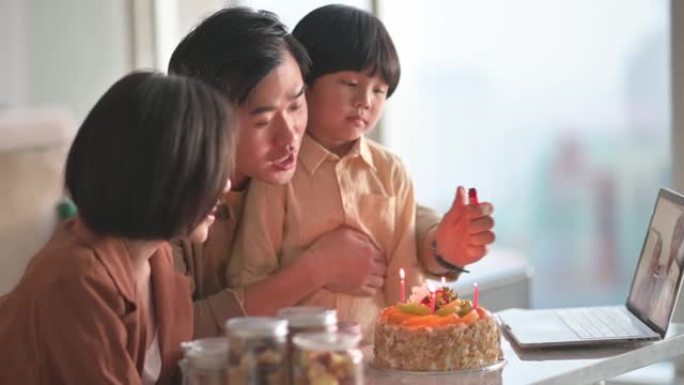 给祖父母，亚洲华人家庭在客厅为儿子庆祝生日唱歌和拍手的视频