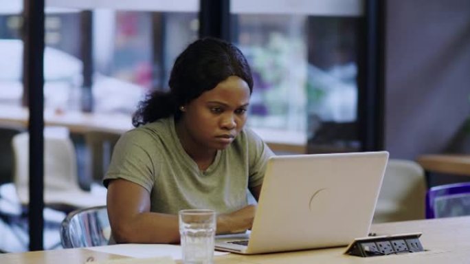 非洲妇女使用笔记本电脑心情不好