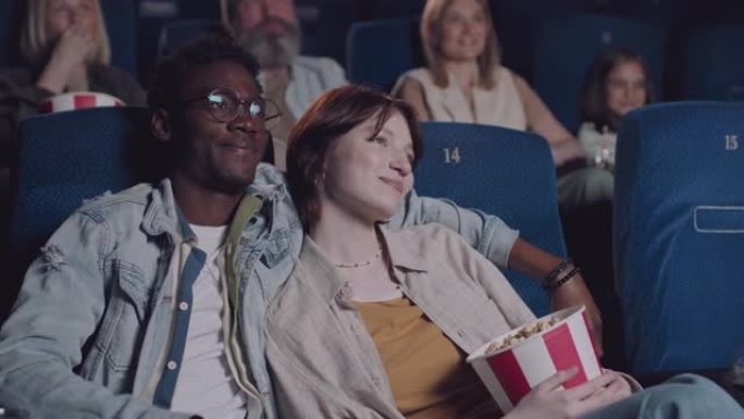 黑人男子和他的女友在电影院