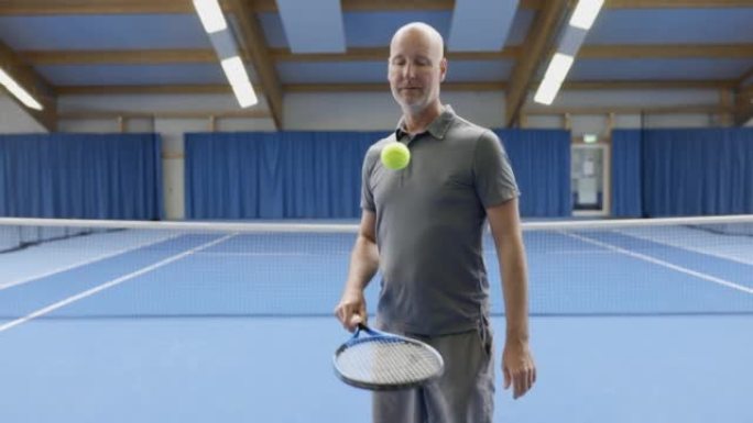 室内网球场上快乐的成年男子肖像