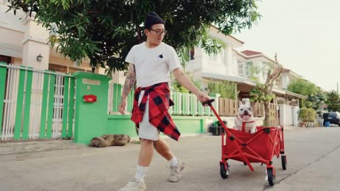 带着法国斗牛犬的快乐男人。