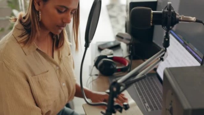 播客、音乐和写作黑人妇女在工作室使用麦克风技术，以获得想法、灵感或创意职业。广播，音频制作或内容创作