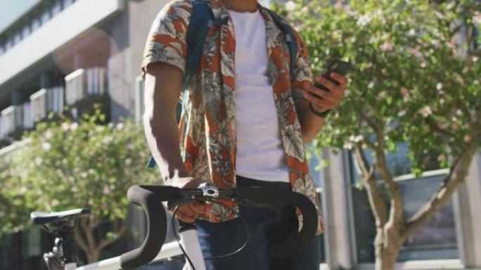城市中非裔美国人的中段，骑自行车并在街上使用智能手机