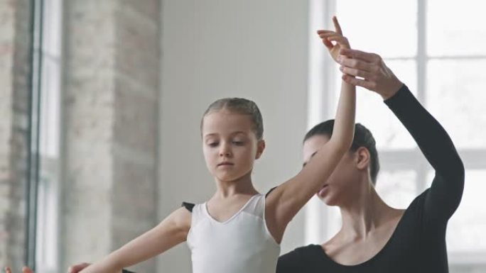 学习芭蕾舞动作的漂亮女孩