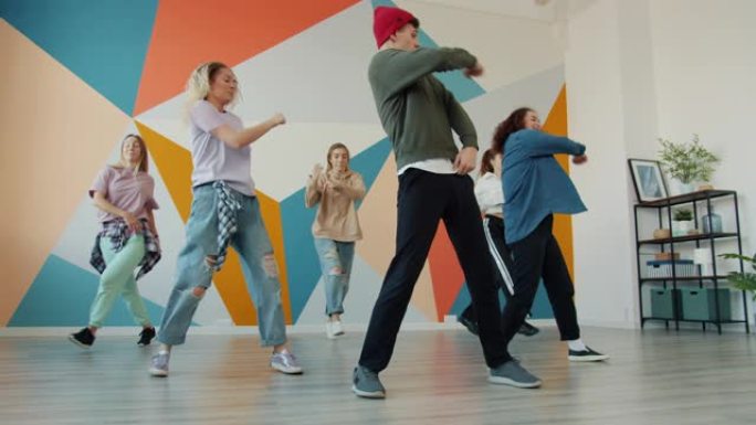 创意青年在现代工作室的实践中一起跳舞
