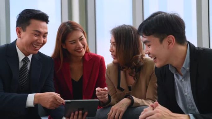 男女员工坐在一起聊天，在工作中开心快乐，这代表了一起工作的快乐。
