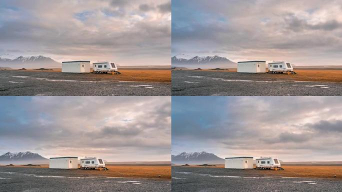 冰岛的阴云密布和孤独的移动房屋的延时拍摄